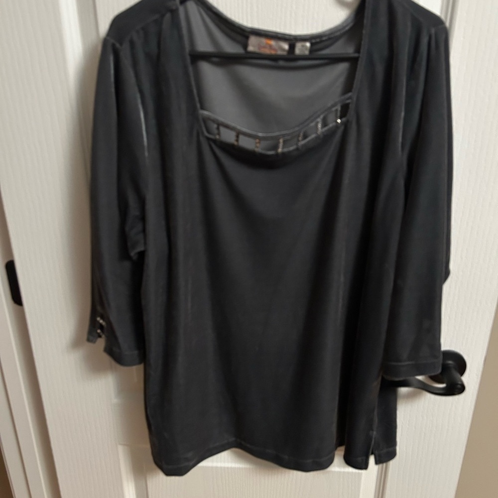 Quacker Factory Gray Blouse with Unique Cutout Design